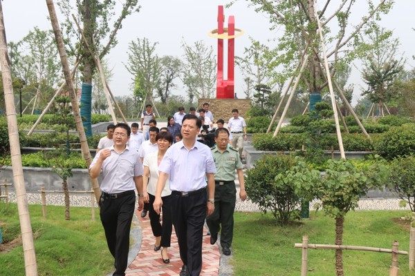 黄书记1188.jpg