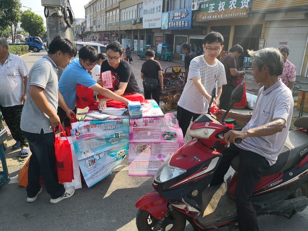 发放科普资料.jpg