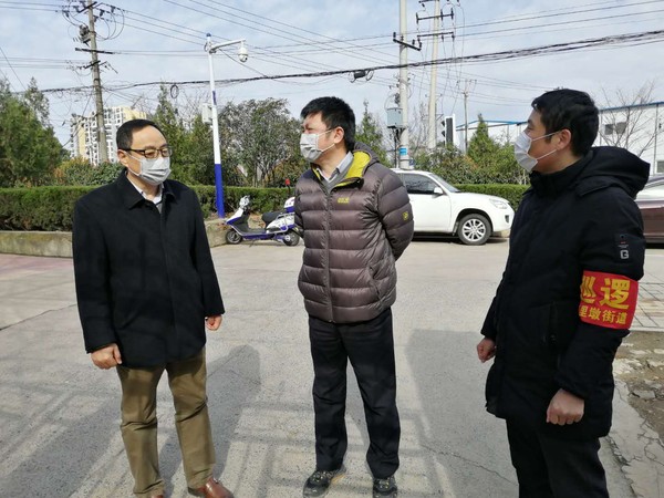 刘欣局长在农委宿舍慰问防控一线职工.jpg