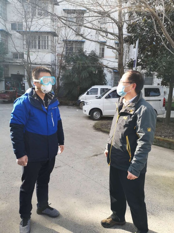 张有林副局长慰问防控一线职工.jpg