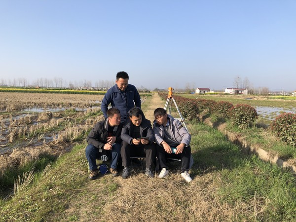 安徽局重磁流动测量队野外收看收听政府工作报告.jpg