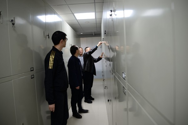 局领导在档案室-2.jpg