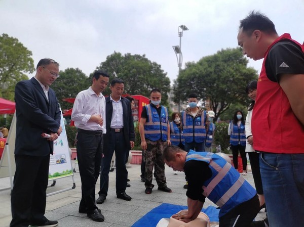 5.12颍州区防灾减灾救灾委员会成员单在阜阳商厦时代广场开展宣传活动.png