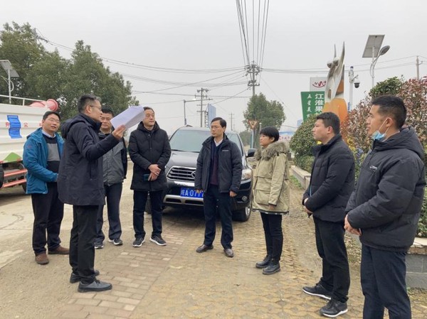 凌学书听取现场工作情况汇报.png