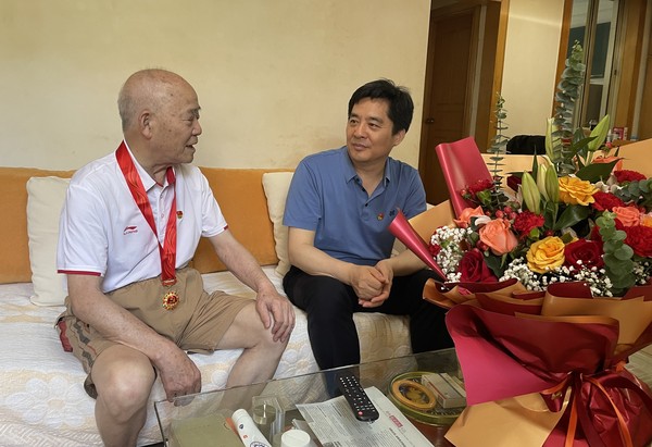 党组成员、副局长、一级巡视员程晓俊看望慰问&ldquo;光荣在党50年&rdquo;老党员吕厚电.JPG