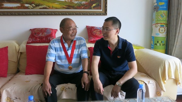 党组成员、副局长凌学书看望慰问&ldquo;光荣在党50年&rdquo;老党员张朝明.JPG