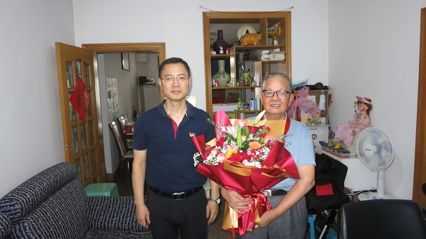 党组成员、副局长凌学书看望慰问&ldquo;光荣在党50年&rdquo;老党员高兴文.JPG