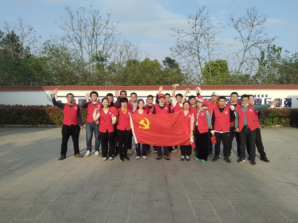 党团员除草活动.jpg